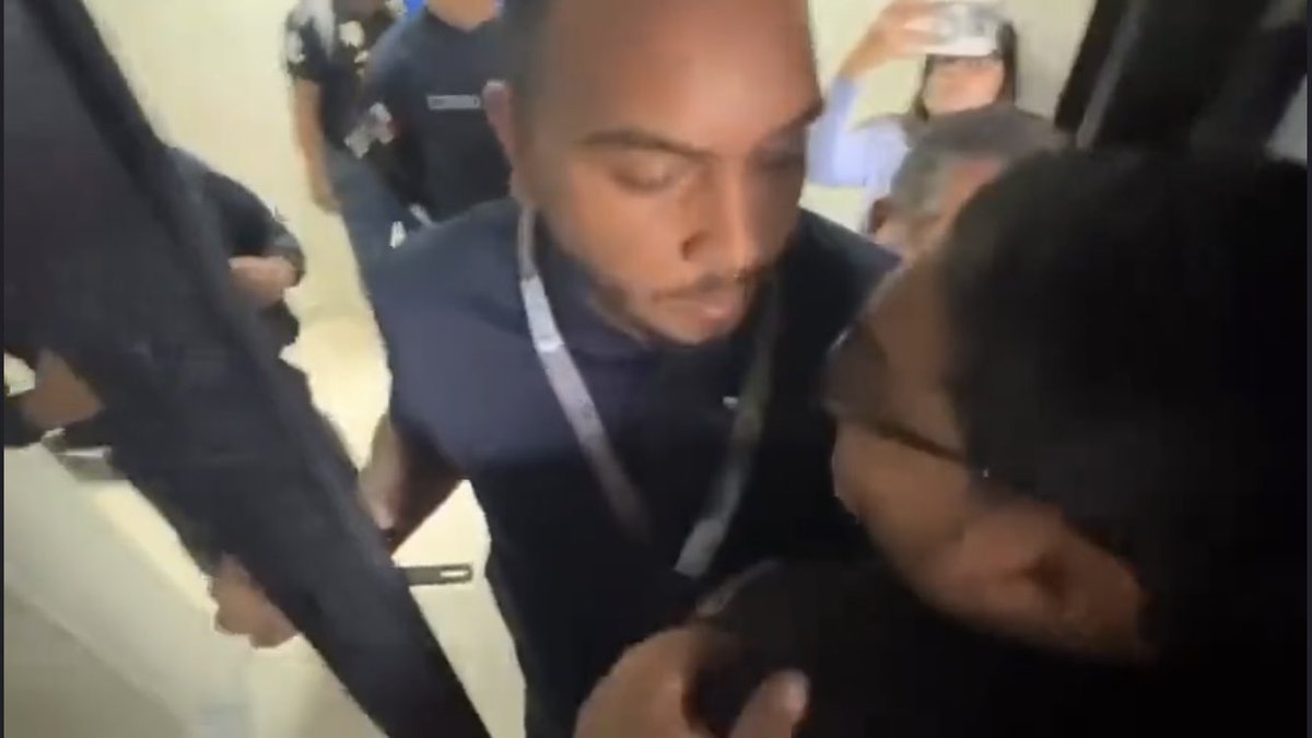 emartineztv's tweet image. Hey, mi reconocimiento al compi que se le paró bonito al fascineroso personaje. En ese instante el funcionario representó a todo un país e hizo más que todo el gabinete junto.