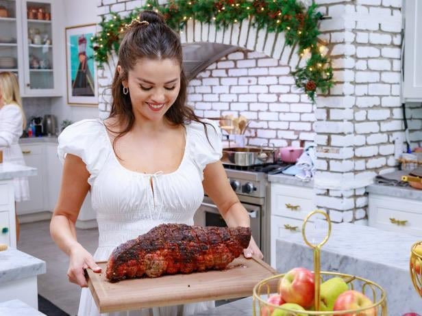 SelenaGqueens's tweet photo. Happy thanksgiving to my fellow selenators and importantly Selena Gomez! There is so much to be thankful for #HappyThanksgiving #thanksgiving2023 #selenapluschef https://t.co/PZZVTr4OgJ
