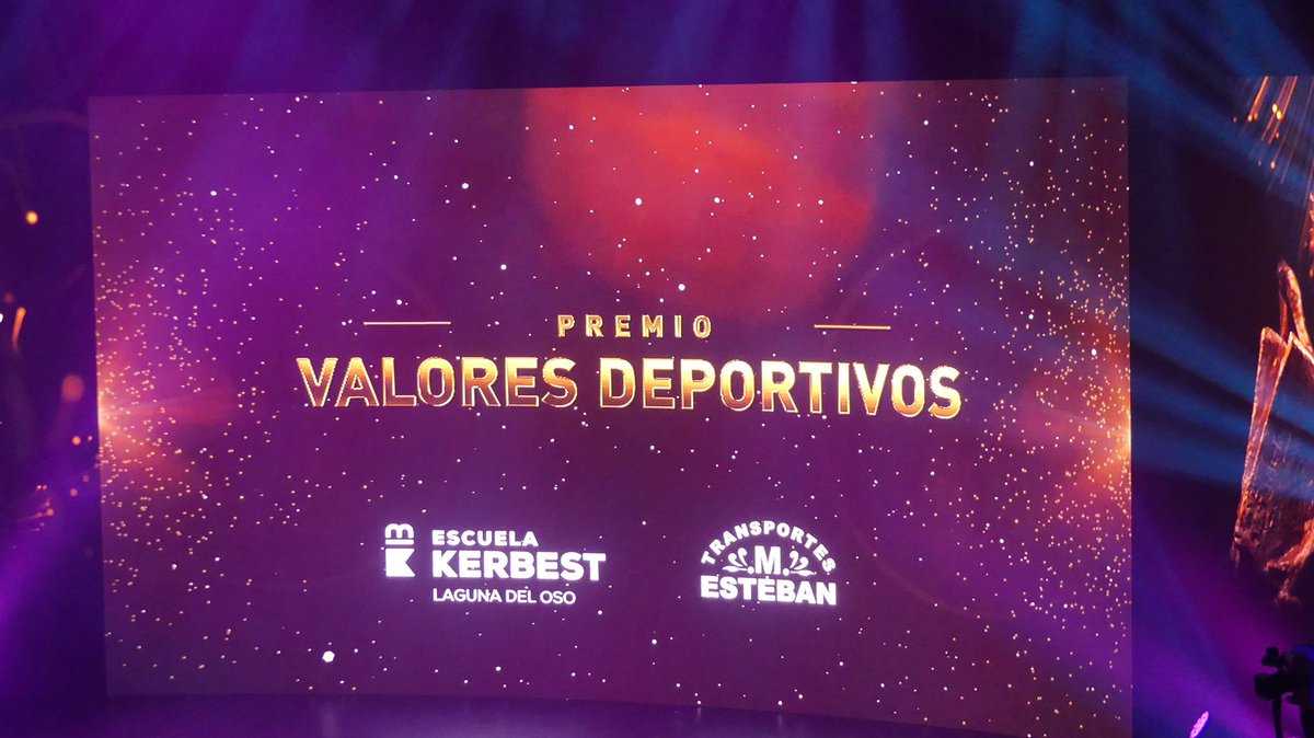 RealAvilaCF's tweet photo. ❤️💙 El Real Ávila recibió en el día de hoy el Premio Valores Deportivos en el 125 aniversario del @DeportesDAV. 

🙏🏻Gracias a todos los que habéis ayudado a que este galardón sea posible. También queremos felicitar a todo el equipo del Diario de Ávila. 

#VamosRealÁvila 💯 https://t.co/ohvFA4uKjk