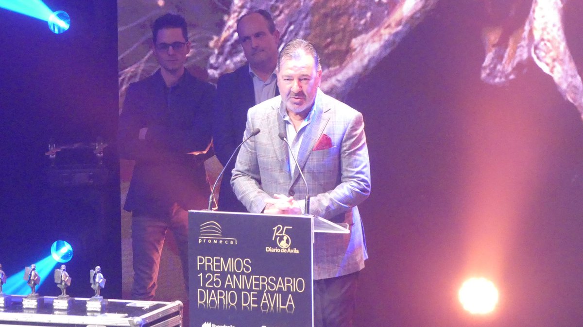 RealAvilaCF's tweet photo. ❤️💙 El Real Ávila recibió en el día de hoy el Premio Valores Deportivos en el 125 aniversario del @DeportesDAV. 

🙏🏻Gracias a todos los que habéis ayudado a que este galardón sea posible. También queremos felicitar a todo el equipo del Diario de Ávila. 

#VamosRealÁvila 💯 https://t.co/ohvFA4uKjk