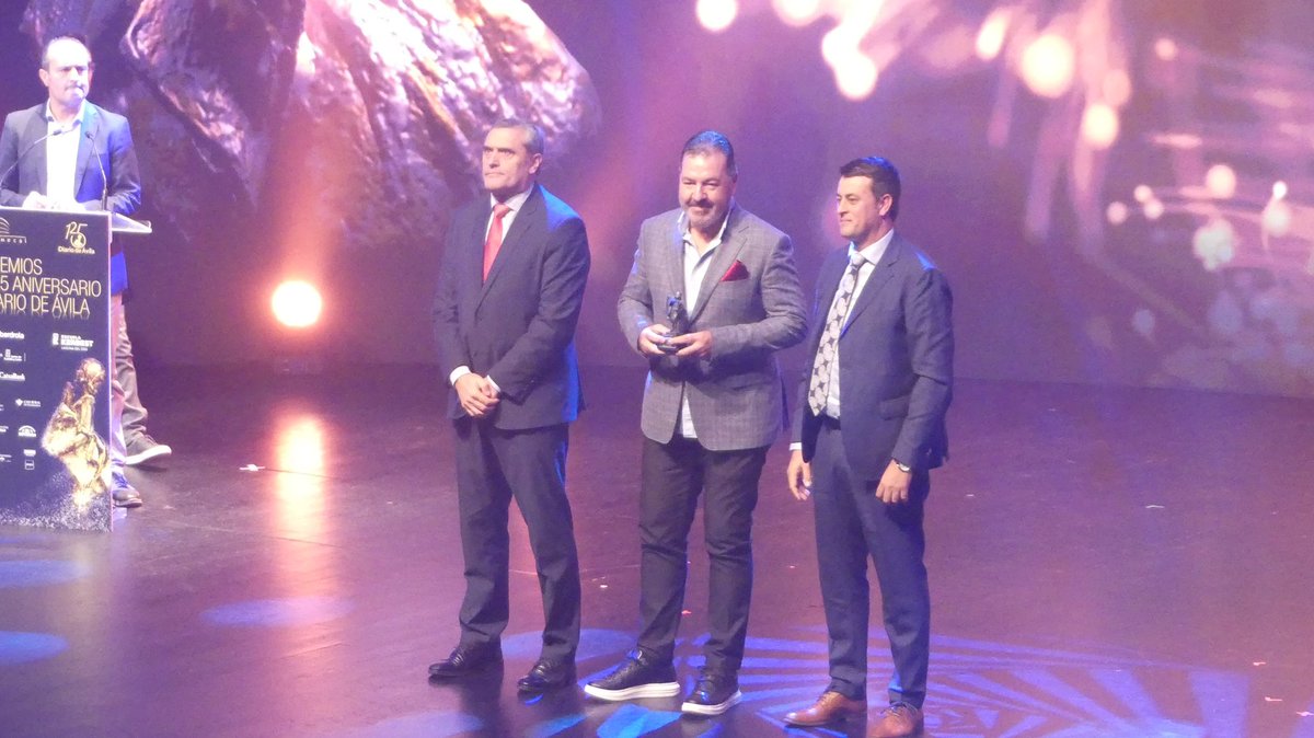 RealAvilaCF's tweet photo. ❤️💙 El Real Ávila recibió en el día de hoy el Premio Valores Deportivos en el 125 aniversario del @DeportesDAV. 

🙏🏻Gracias a todos los que habéis ayudado a que este galardón sea posible. También queremos felicitar a todo el equipo del Diario de Ávila. 

#VamosRealÁvila 💯 https://t.co/ohvFA4uKjk