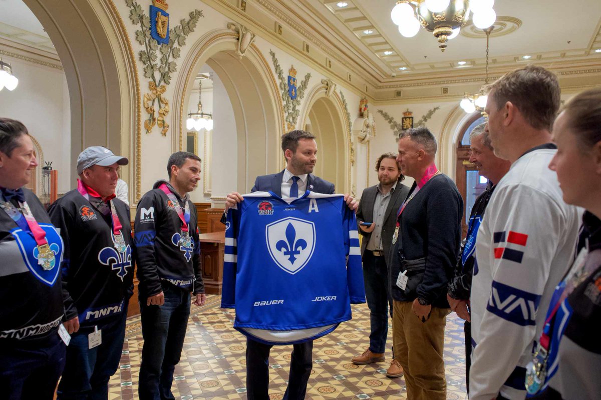 PaulPlamondon's tweet photo. Aujourd'hui à l'Assemblée nationale, j'ai eu l'honneur d'accueillir les membres d'Équipe Québec en Hockey-balle, champions des Jeux mondiaux unis en Autriche et arrivés en 2e place au championnat mondial en République dominicaine. Dans ce dernier championnat, l'Équipe Québec a d'ailleurs battu l'équipe du Canada!

Au Québec, nous avons des athlètes extrêmement talentueux qui font rayonner notre nation à l'international dans tous les sports. Certains ont déjà la chance d'arborer nos couleurs nationales et nous devons nous en réjouir, jusqu'au jour où nous aurons nos équipes dans toutes les disciplines.  

Il était donc important pour moi de souligner leurs exploits en grand. Nous avons fait adopter une motion unanime de l'Assemblée nationale pour féliciter nos champions internationaux et les prix gagnés par nos athlètes, en plus de réaffirmer que dans toutes les disciplines, nous avons des sportifs de haut niveau capables de compétitionner contre n'importe quelle autre nation sur la scène internationale.   

Merci de représenter fièrement le Québec !