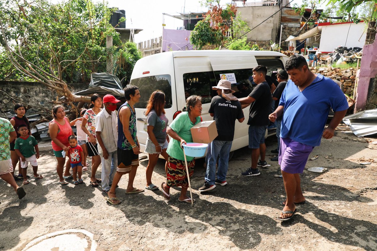 chefjoseandres's tweet photo. Happy thanksgiving….to all! Let’s all enjoy family and friends and the goodness of the land that feed us and let’s remember all the people around the world that are having a difficult teatime and let’s all work for World Peace and building longer tables! @WCKitchen #ChefsForTheWorld