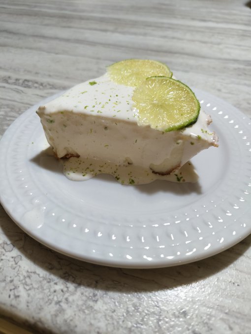 Happy thanksgiving everyone 🦃~  I baked a Key Lime Pie for the occasion :3 https://t.co/HLEJMi6TSN