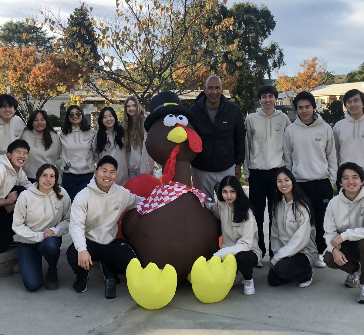 Wishing you a Happy Thanksgiving from La Cañada Flintridge Community Center’s 30th Annual 5k Run and Food Drive. Enjoy a blessed day with family and friends! #Thanksgiving