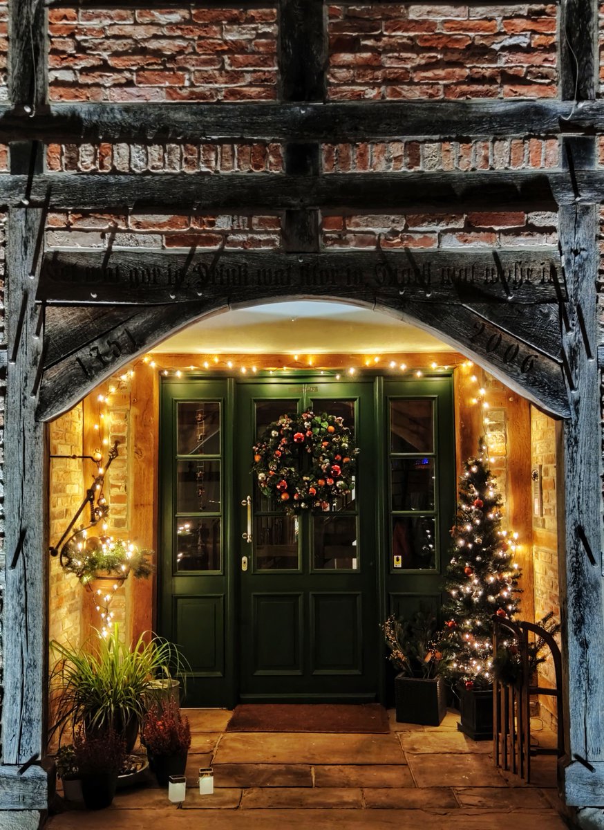 The grand holiday entrance. 🎄 ✨ 

Photo by Nazrin Babashova 

#holidaydecor #holidays #photography #Christmas #Thanksgiving #Decor #holidaydecorating