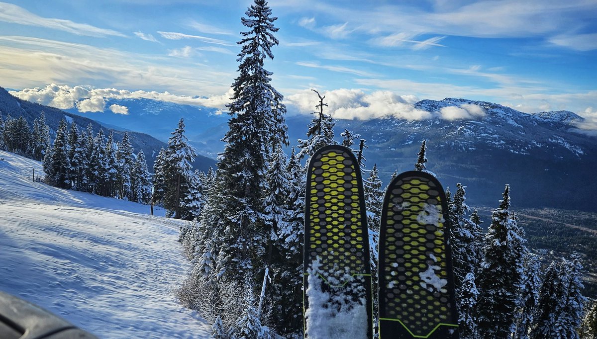 threndyleski's tweet photo. Note to #Vancouver and #Whistler skiers: it's a major miracle that there's ANY skiing, given lack of precip. @wbmtnops has done a hell of a job in "snow management." Skiing right now is a 100% man-made experience. And it's #funashell. https://t.co/jw057rOFv6