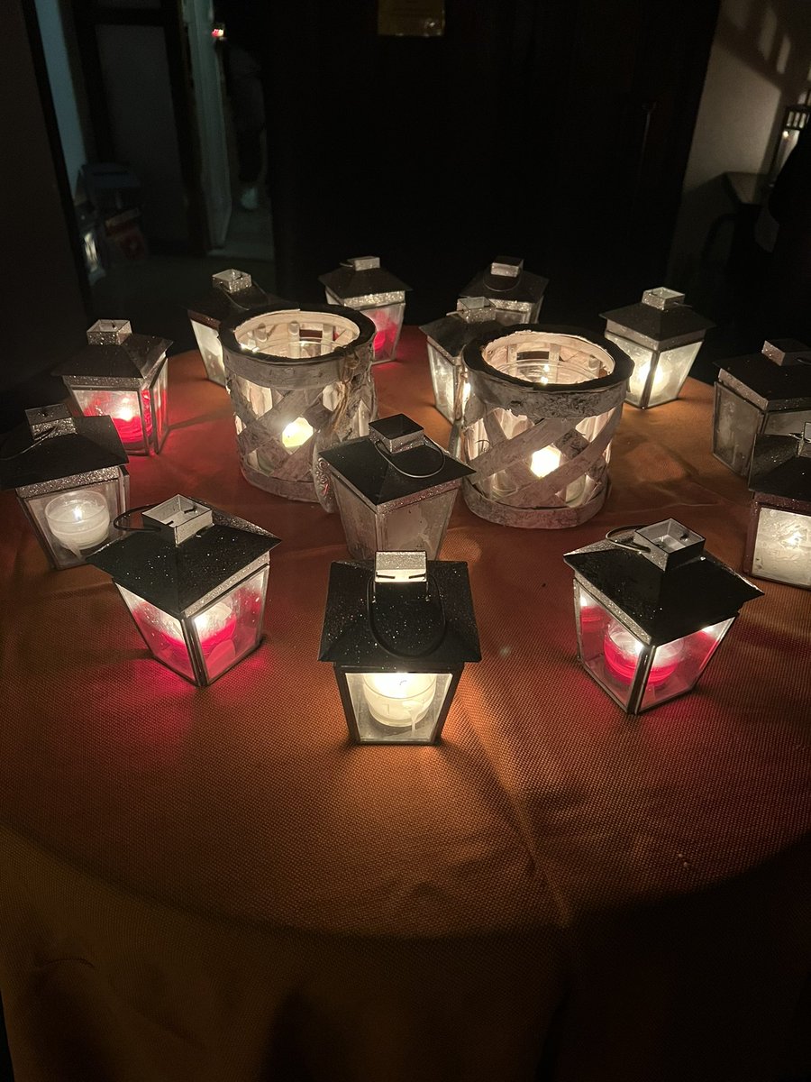 Een donkere Grote Kerk verlicht door honderden lichtjes: Follow the Light is inmiddels een mooie traditie in onze stad. Hoe druk! De kracht van verbinding die onze stad kenmerkt, was vanavond sterk voelbaar. Een groot compliment voor de vrijwilligers die dit organiseerden #almelo