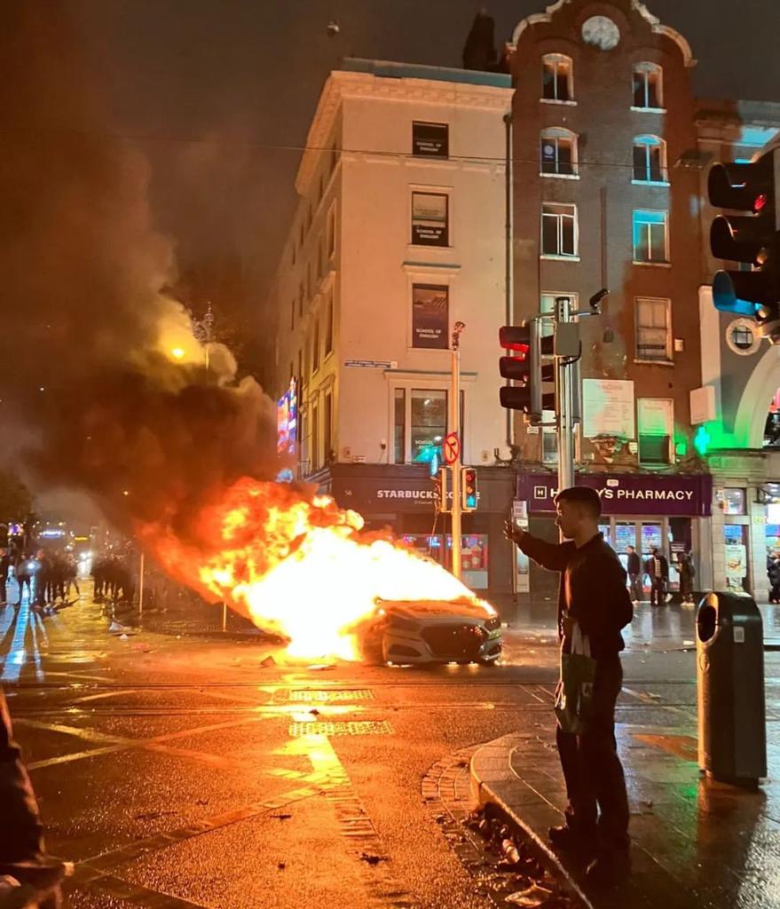 nanana365media's tweet photo. 🔴IRELAND 🇮🇪| #Clashes in #Dublin between hundreds of demonstrators and the police: a #knife_attack left 5 injured, including 3 children. Rumor has it that the suspect is an Algerian #migrant. Angry residents destroyed a migrant center and burned cars and public infrastructures. https://t.co/gii5hl5VFg