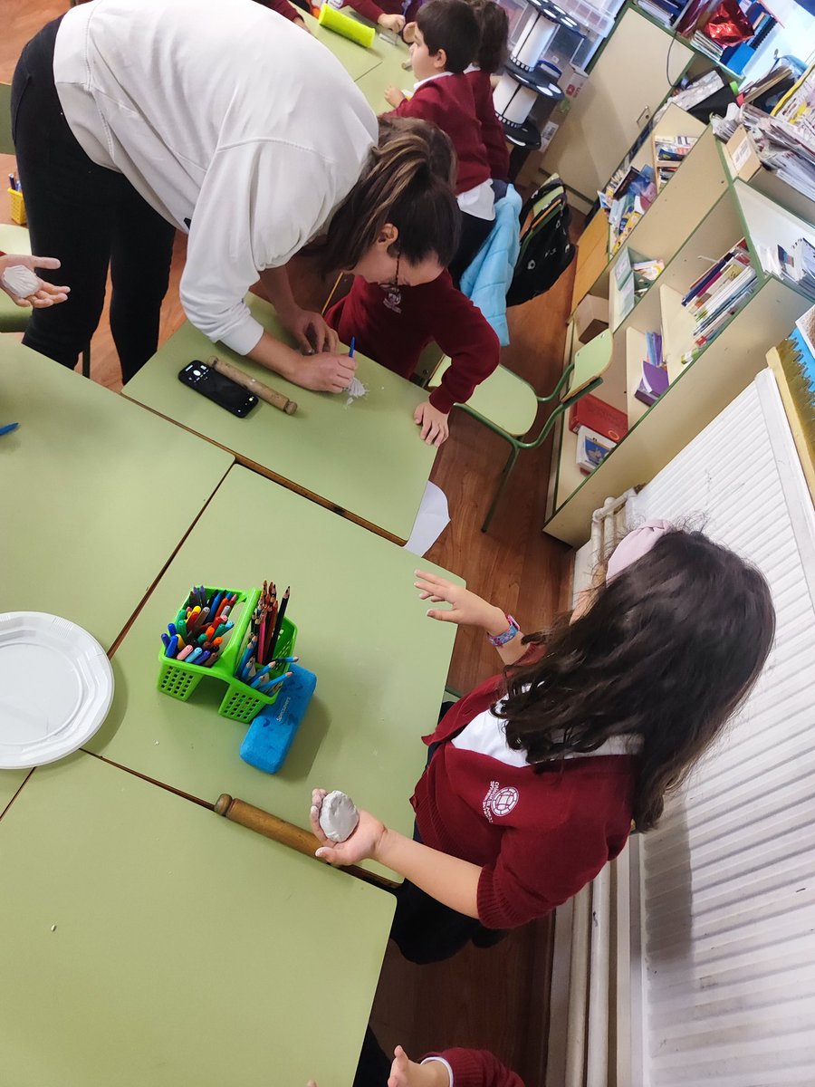 Canada_Blanch's tweet image. Por último, se ha leído el libro "¡Buen camino, Celestino!" en formato papel y digital (#eLeo) y se ha hecho una manualidad que se llevarán a casa de recuerdo. Gracias de nuevo a las voluntarias y esperando conocer más detalles de otras CCAA @AccEducativaExt @consejeriauk.