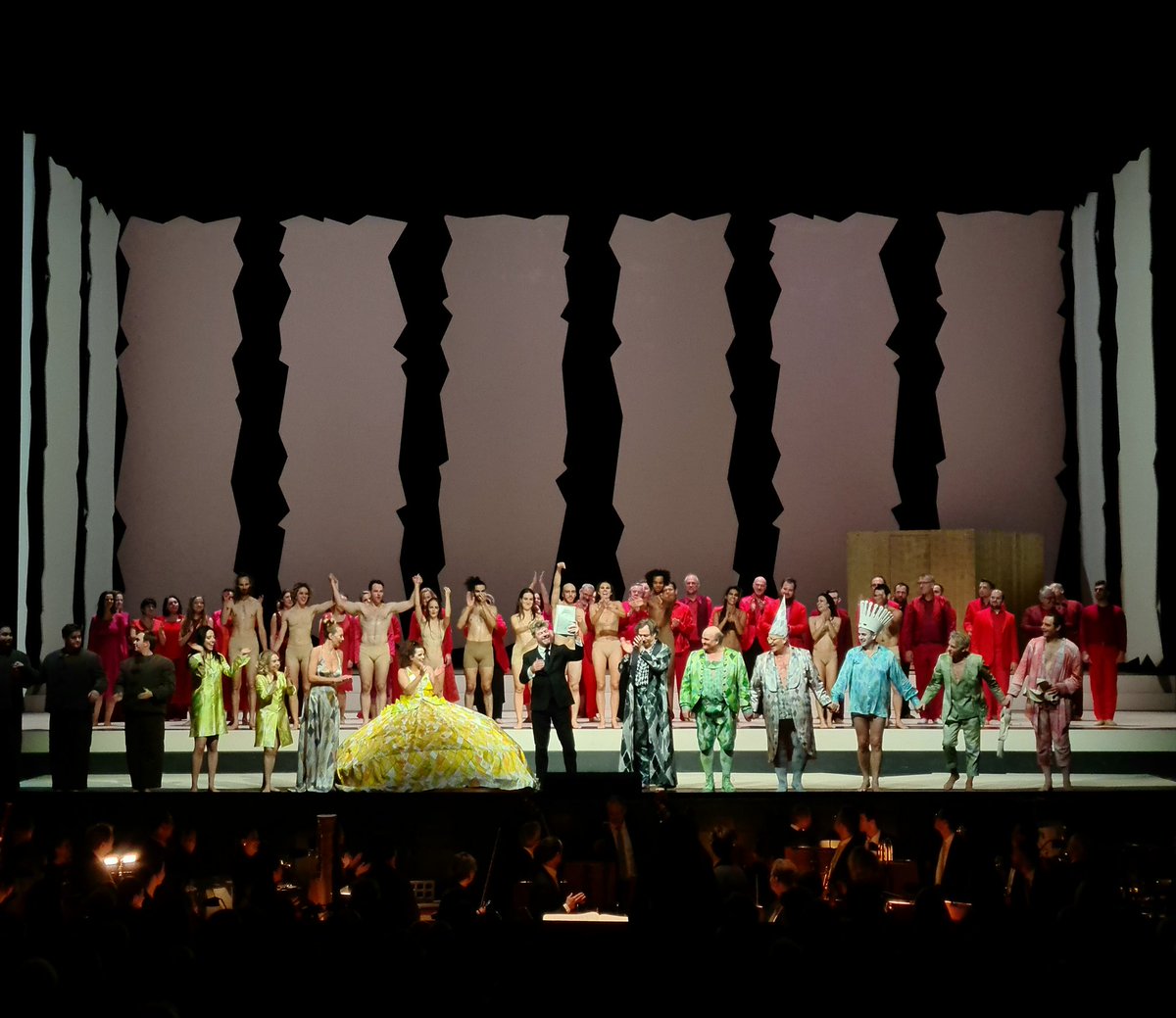 Opernjunkie's tweet photo. #Lauwers inszeniert breugelsche, hyperaktive Wimmelbilder auf der Bühne, dazu konservative Personenregie...immerhin musikalisch starker Cast, allen voran #GeorgNigl und #GerhardSiegel, sowie ein phänomenaler #HerasCasado! #CurtainCall #Ligeti #LeGrandMacabre #WienerStaatsoper https://t.co/HNLwwf5oiW