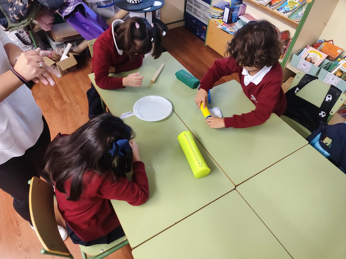 Canada_Blanch's tweet image. Por último, se ha leído el libro "¡Buen camino, Celestino!" en formato papel y digital (#eLeo) y se ha hecho una manualidad que se llevarán a casa de recuerdo. Gracias de nuevo a las voluntarias y esperando conocer más detalles de otras CCAA @AccEducativaExt @consejeriauk.