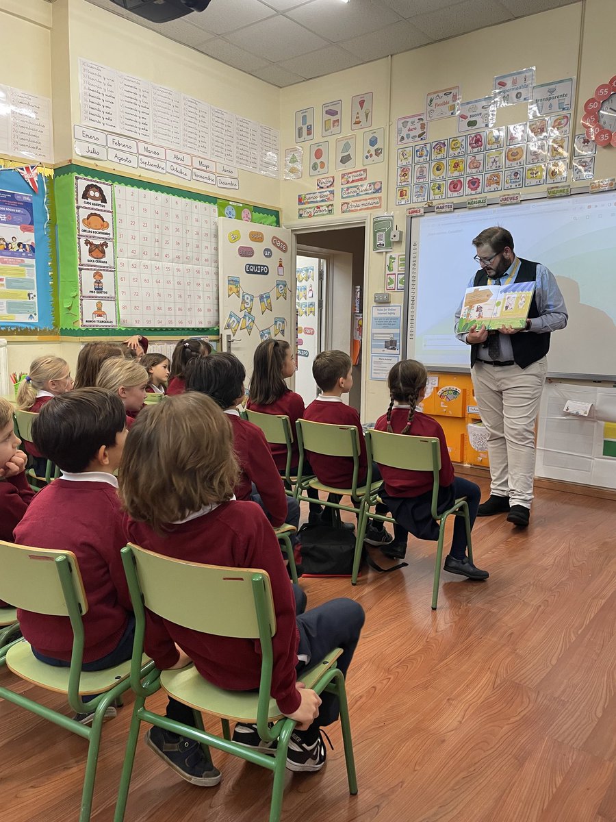 Canada_Blanch's tweet image. Por último, se ha leído el libro "¡Buen camino, Celestino!" en formato papel y digital (#eLeo) y se ha hecho una manualidad que se llevarán a casa de recuerdo. Gracias de nuevo a las voluntarias y esperando conocer más detalles de otras CCAA @AccEducativaExt @consejeriauk.