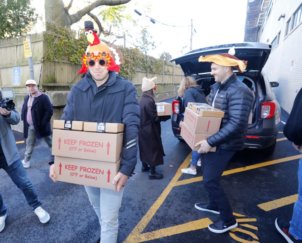 PineStreetInn's tweet image. Thank you to @MayorWu, @EdforBoston, @JohnMoranfor9, @FitzforBoston, @CMcAvoy44, @shattdeuces and @NHLBruins for joining us today to help make our guests feel special and for being part of Pine Street Inn’s community! Thank you for all you do to support us throughout the year.