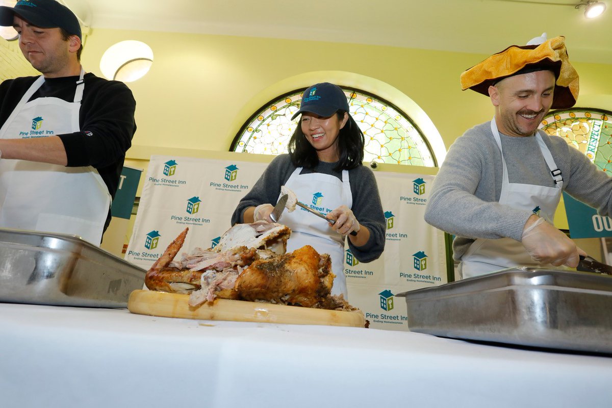 PineStreetInn's tweet image. Thank you to @MayorWu, @EdforBoston, @JohnMoranfor9, @FitzforBoston, @CMcAvoy44, @shattdeuces and @NHLBruins for joining us today to help make our guests feel special and for being part of Pine Street Inn’s community! Thank you for all you do to support us throughout the year.