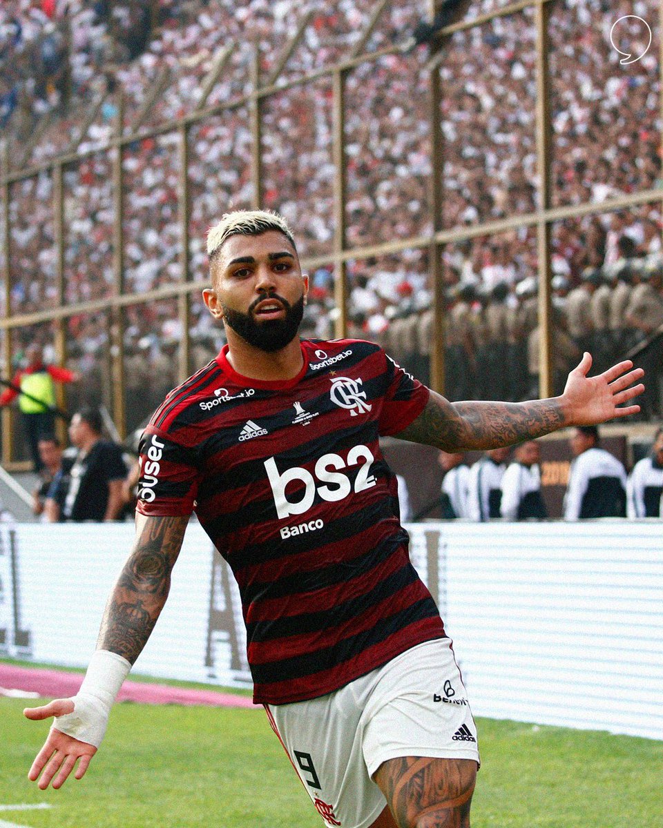 TPTBrasil's tweet photo. "Quando pendurei as chuteiras (e as luvas), a minha relação com o Flamengo voltou a ser a de torcedor. Um ano após a minha aposentadoria, o Flamengo estava na final da Copa Libertadores.

Eu estava no estádio com o meu filho Cauet. Ele também é muito flamenguista. Estávamos sentados na fileira da frente da do Fred, do Desimpedidos, quem eu tinha encontrado pela primeira vez um pouco mais cedo, naquele mesmo dia.

Antes do jogo, o meu filho estava muito, muito nervoso. Quando o River abriu o placar, ele perdeu toda a confiança. Com o passar dos minutos do segundo tempo, o Flamengo continuava com dificuldades, mas eu falava para ele "O jogo só acaba quando o árbitro apitar."

Perto dos acréscimos, ele quase não tinha mais esperança. De repente, o Gabigol empatou. Nós nos abraçamos e pulamos muito. Virei para o Fred e abracei ele também.

Logo em seguida, o Gabigol marcou outro gol, e o Flamengo virou nos acréscimos. Eu peguei o Cauet e comecei a gritar "EU TE FALEI! EU TE FALEI!"

Por poucos segundos, o tempo parou, e eu me senti de volta na Geral do Maracanã. Olhei para o meu filho e me enxerguei nele na minha época de garoto. Em mim eu vi meu pai indo à loucura. Depois de tantos anos, os papéis estavam trocados.

Subitamente eu voltei para a realidade. Virei de novo, peguei o Fred pelos braços e comecei a sacudi-lo. Fiquei sem força, tudo escureceu e eu caí para trás.

Fred e Cauet me levantaram. Comecei a chorar. Estava tentando dizer algo ao Fred, tipo "Não acredito, conheço esse clube muito bem, comecei lá quando eu tinha nove anos..."

Fred ficou impressionado. "Então você realmente sente essa emoção?"

Eu respondi "Pô, tu tá maluco, eu devo a minha vida ao Flamengo."

Comemorar aquele título com o meu filho é um momento que nunca vou esquecer. É um desses acontecimentos que fazem você se sentir jovem, mesmo em uma idade mais avançada.” – @ojuliocesar_12. #ArquivoTPT

• 📷: @gettyimages