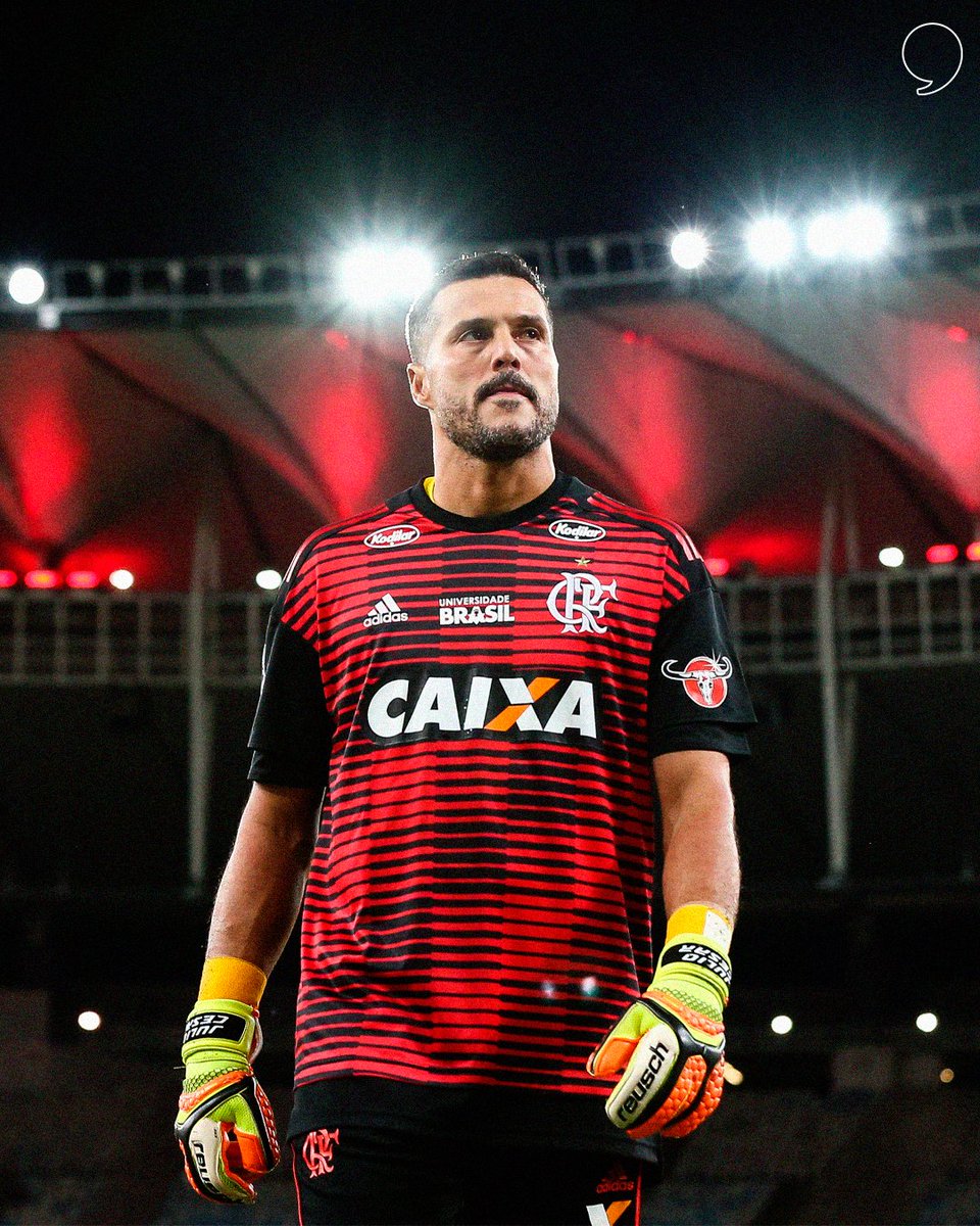TPTBrasil's tweet photo. "Quando pendurei as chuteiras (e as luvas), a minha relação com o Flamengo voltou a ser a de torcedor. Um ano após a minha aposentadoria, o Flamengo estava na final da Copa Libertadores.

Eu estava no estádio com o meu filho Cauet. Ele também é muito flamenguista. Estávamos sentados na fileira da frente da do Fred, do Desimpedidos, quem eu tinha encontrado pela primeira vez um pouco mais cedo, naquele mesmo dia.

Antes do jogo, o meu filho estava muito, muito nervoso. Quando o River abriu o placar, ele perdeu toda a confiança. Com o passar dos minutos do segundo tempo, o Flamengo continuava com dificuldades, mas eu falava para ele "O jogo só acaba quando o árbitro apitar."

Perto dos acréscimos, ele quase não tinha mais esperança. De repente, o Gabigol empatou. Nós nos abraçamos e pulamos muito. Virei para o Fred e abracei ele também.

Logo em seguida, o Gabigol marcou outro gol, e o Flamengo virou nos acréscimos. Eu peguei o Cauet e comecei a gritar "EU TE FALEI! EU TE FALEI!"

Por poucos segundos, o tempo parou, e eu me senti de volta na Geral do Maracanã. Olhei para o meu filho e me enxerguei nele na minha época de garoto. Em mim eu vi meu pai indo à loucura. Depois de tantos anos, os papéis estavam trocados.

Subitamente eu voltei para a realidade. Virei de novo, peguei o Fred pelos braços e comecei a sacudi-lo. Fiquei sem força, tudo escureceu e eu caí para trás.

Fred e Cauet me levantaram. Comecei a chorar. Estava tentando dizer algo ao Fred, tipo "Não acredito, conheço esse clube muito bem, comecei lá quando eu tinha nove anos..."

Fred ficou impressionado. "Então você realmente sente essa emoção?"

Eu respondi "Pô, tu tá maluco, eu devo a minha vida ao Flamengo."

Comemorar aquele título com o meu filho é um momento que nunca vou esquecer. É um desses acontecimentos que fazem você se sentir jovem, mesmo em uma idade mais avançada.” – @ojuliocesar_12. #ArquivoTPT

• 📷: @gettyimages