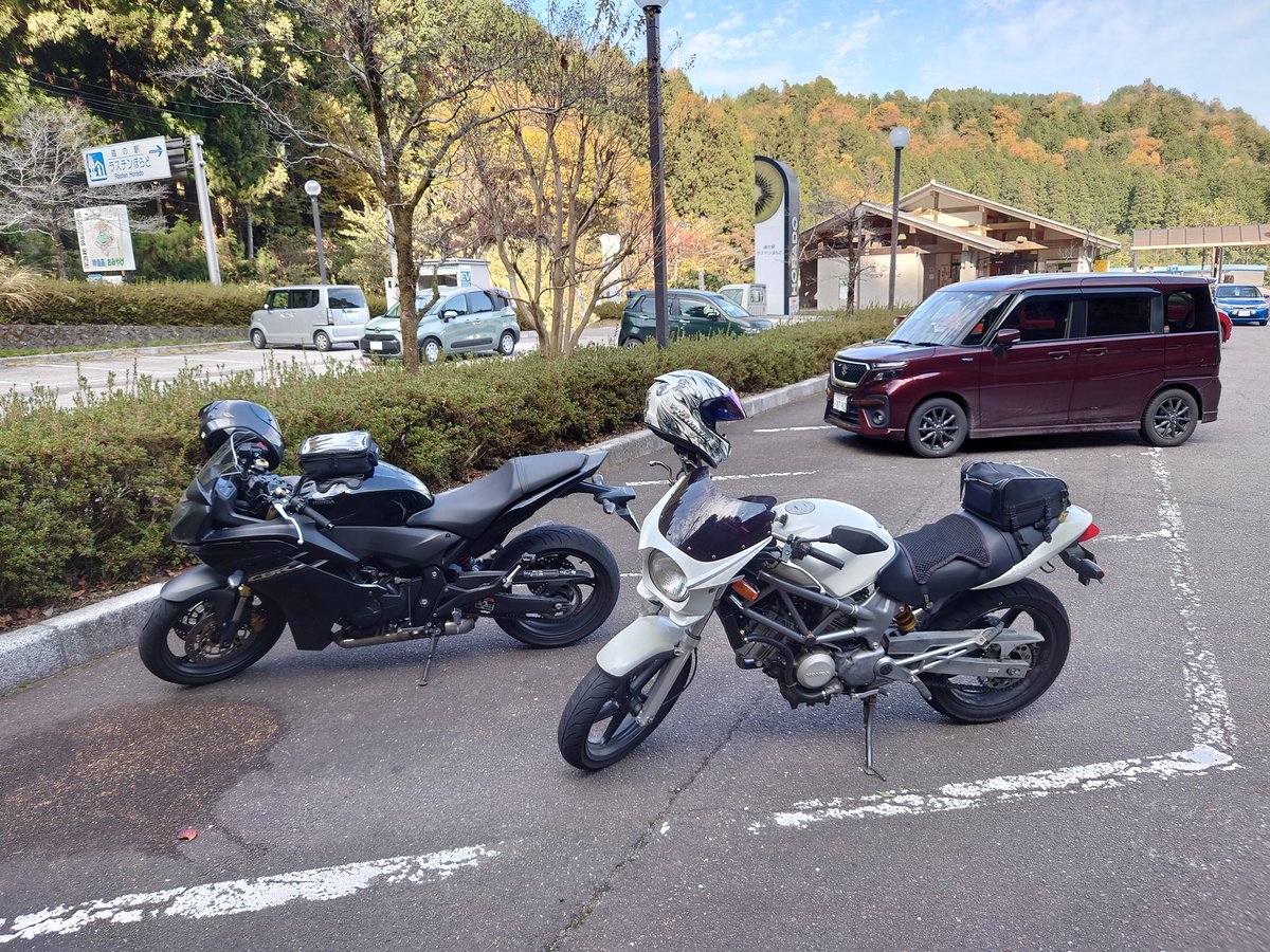 yumetama_spl's tweet photo. 今年の走り納めになるかもツーリングに行ってきました🏍
越前市(R417)→道の駅ふじはし(岐阜県道40)→岐阜市(R256)→道の駅ほらど(R256,R156)→道の駅しろとり(中部縦貫道,R158)→大野市(R158,福井県道25)→越前市
の行程でお昼の香楽さんでのベトコンラーメン最高でした🍜
#CBR600F
#VTR250 https://t.co/zHbU0KBdGY