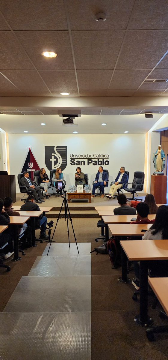 Techtulia's tweet photo. Excursus: Sol radiante en #Arequipa! 
Y mejores charlas alrededor de la #innovacion #tecnologia #productividad a propósito del lanzamiento de los @premio_avonni en #Peru. 
Gracias #Tecsup #UniversidadSanPablo @camaradelima https://t.co/9VFmuCB8wb