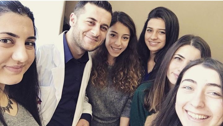 Başta yetişmemde emeği geçen tüm öğretmenlerimin ellerinden öpüyor, tüm öğretmen arkadaşlarımın bu özel gününü kutluyorum.
"Gençlerin yüzünde güller açtırmaktan daha kutsal ne olabilir ki?" İyi ki öğretmenim...
#24kasimogretmenlergunu