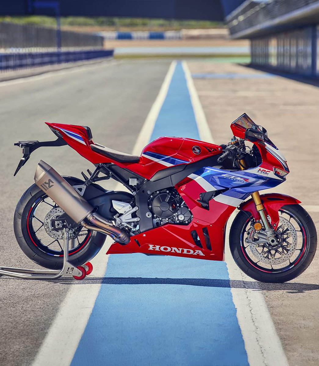 pmjuan89's tweet photo. ¡La competición forma parte de nuestro ADN! 🏍️💨 
Descubre la nueva #Honda CBR1000RR-R Fireblade, nacida para correr.
Prestaciones mejoradas y mayor control. Ligera y ágil, esta máquina ha sido diseñada para disfrutar de la velocidad y sentir la adrenalina en cada rpm.🔥 https://t.co/hDLMew4V1E