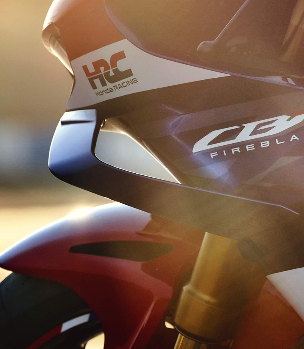 ¡La competición forma parte de nuestro ADN! 🏍️💨 
Descubre la nueva #Honda CBR1000RR-R Fireblade, nacida para correr.
Prestaciones mejoradas y mayor control. Ligera y ágil, esta máquina ha sido diseñada para disfrutar de la velocidad y sentir la adrenalina en cada rpm.🔥