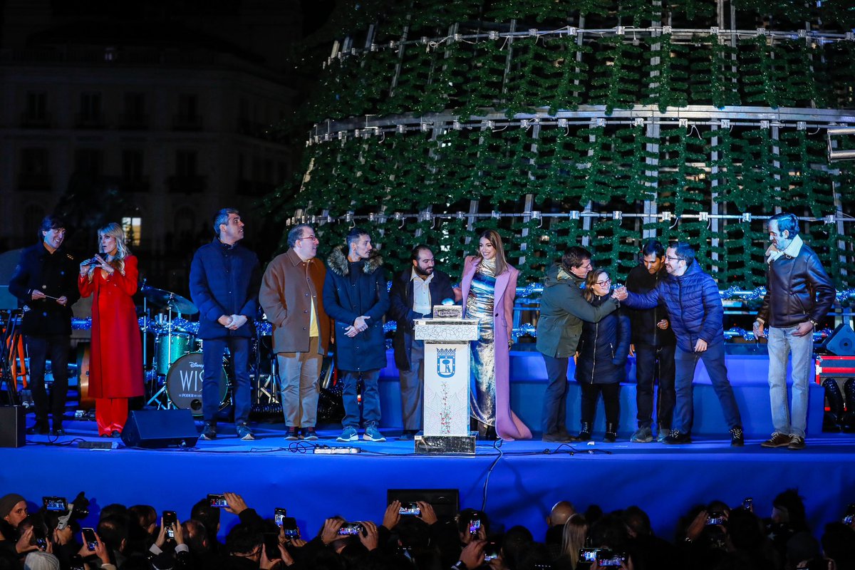 AlmeidaPP_'s tweet photo. La magia de la Navidad ilumina Madrid. 

Tenemos una ciudad abierta, acogedora, alegre, de futuro y esperanza. Todo gracias a los madrileños. 

¡A disfrutar de la Navidad! https://t.co/UbqrC24aLU