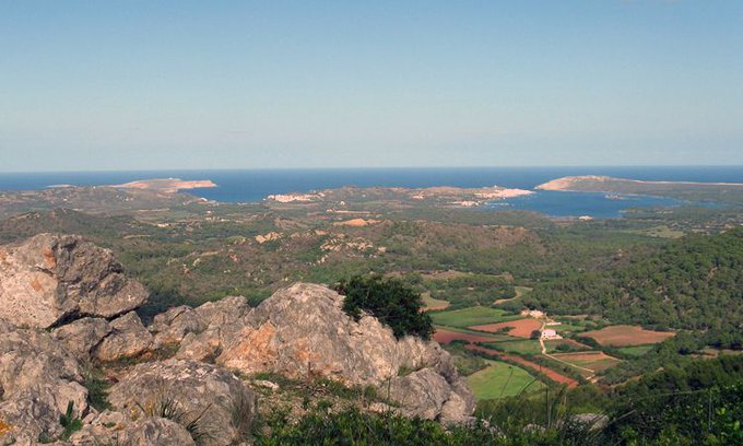 Vet aquí la recomanació de #boncatalà del 24 de novembre:

La muntanya més alta de Menorca s'anomena EL TORO. No en digueu mai el "monte Toro", com fan alguns. No té cap relació amb cap 'toro' o 'bou': el nom prové d'una particular evolució del mot 'turó'.

Que corri, si us plau!