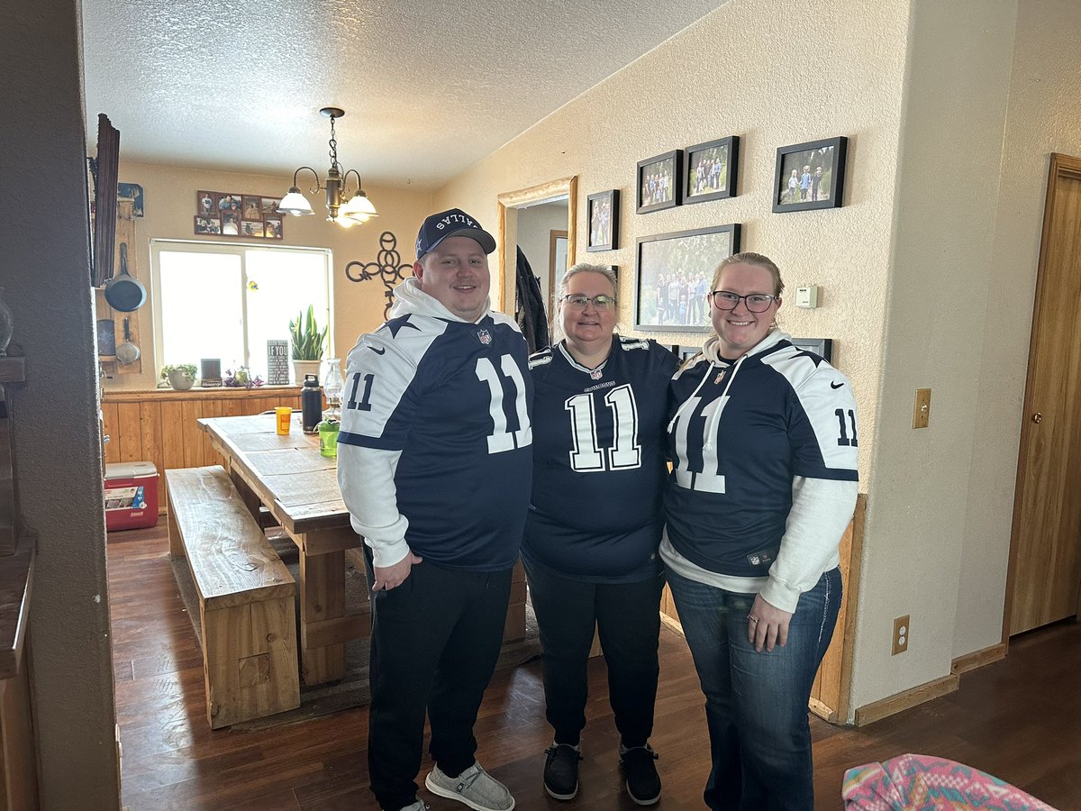 JoshRivers's tweet photo. @MicahhParsons11 Repping the lion 🦁 on thanksgiving with the Fam let’s go hunt boys!!! https://t.co/Nq5wrubZEU