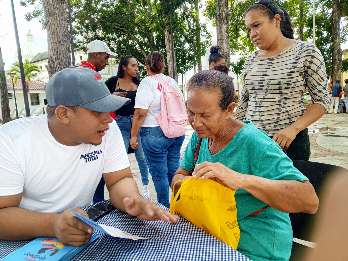 ¡Continuamos Educando a Nuestra Gente!

Dar a conocer las 5 preguntas del Referendo Consultivo en defensa del Esequibo.

Son (5) Preguntas, Son (5) Veces SI.

*Vamos a la Defensa de la Patria a la Defensa de lo Nuestro.*

Defendamos el Esequibo🇻🇪
<a href="/venezuelatoda_/">Venezuela Toda</a>