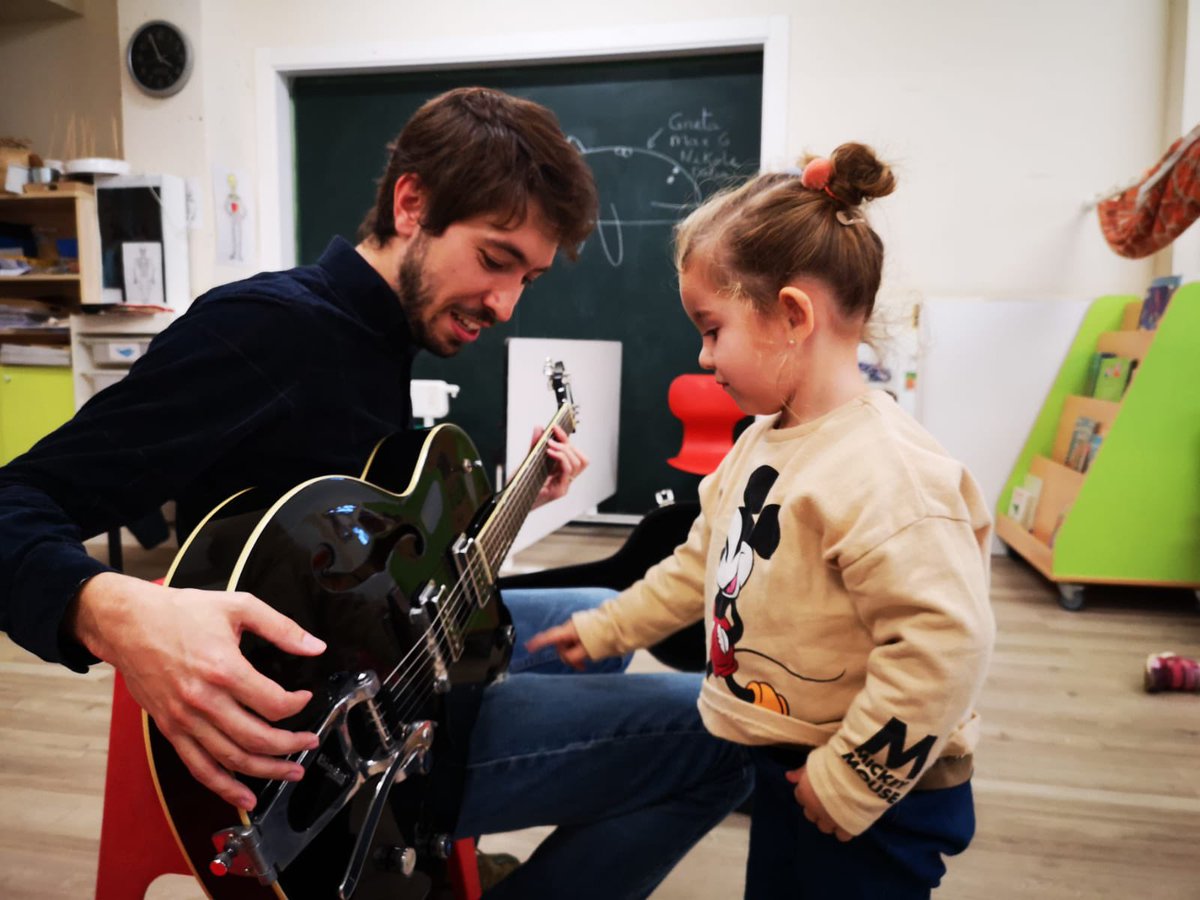 Avui, seguint amb la Festa de la música hem tingut el plaer de rebre el pare de la Gala I el Guim que ens ha tocat la guitarra. <a href="/EscolaVirolai/">Escola Virolai</a>