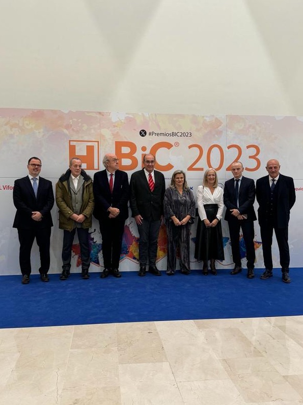 AGARyDGalicia's tweet photo. Y por supuesto, un enorme reconocimiento y mención de honra en los premios #bestinclass2023 al mejor servicio de medicina intensiva/UCI: el Complejo Hospitalario Universitario de Santiago #somoschus @AlvarezAnest @santiagosergas https://t.co/EAbhT07tpj