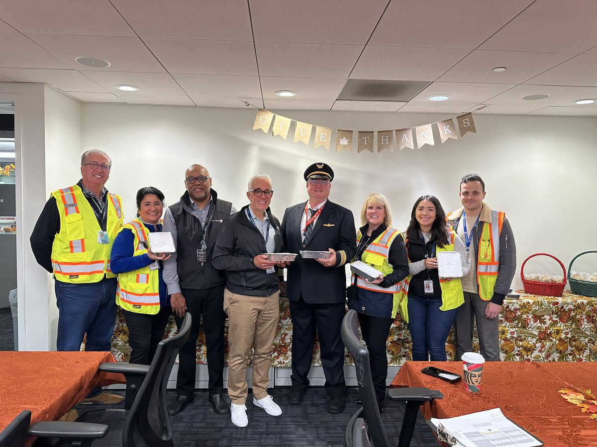 Happy Thanksgiving! 🦃 So grateful for this amazing SFO team. Great day giving thanks 🙏 and serving meals. @DJKinzelman @Tobyatunited @JoniBelknap @diaz_daniella @united @flySFO @EdwardLightle @nbyunriedel @AnaOcegueraa