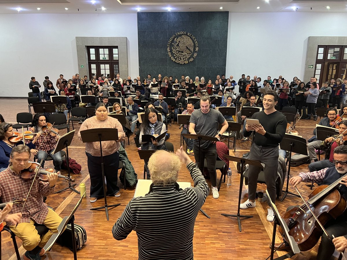OFAcapulco's tweet photo. La #OFA realizó ensayo para el concierto "Música por Guerrero", a beneficio de #Acapulco, junto a los coros: de la Ciudad de México, Pro Música y Convivium Musicum, bajo la dirección de Enrique Diemecke. ✨🎼

¡Te esperamos este viernes en el @cenartmx!

#JuntosPorAcapulco https://t.co/22wfk88han