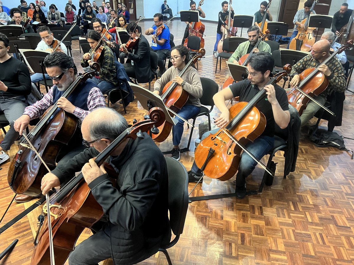 OFAcapulco's tweet photo. La #OFA realizó ensayo para el concierto "Música por Guerrero", a beneficio de #Acapulco, junto a los coros: de la Ciudad de México, Pro Música y Convivium Musicum, bajo la dirección de Enrique Diemecke. ✨🎼

¡Te esperamos este viernes en el @cenartmx!

#JuntosPorAcapulco https://t.co/22wfk88han
