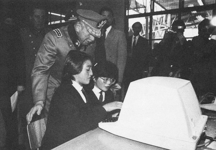 desde_1965's tweet photo. Primeros computadores en los colegios de Chile, inicio de los 80. https://t.co/0EinUwAxej