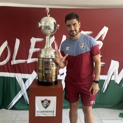 Alexsander e jogadores da base do Fluminense visitam crianças que