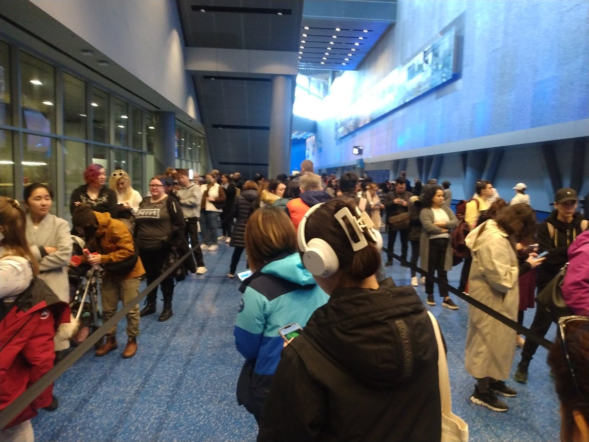 teririch's tweet photo. I wasn't going to do it, but I caved. Standing in line and patiently waiting to get into the Estee Lauder retail sale at the Convention Centre. #Vanc https://t.co/G325CnytsQ