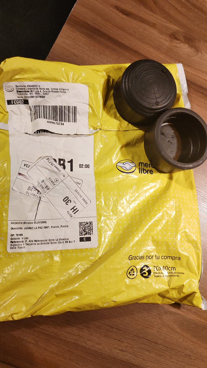 ela_yums's tweet photo. Hola a todos! Solo para que tomen lo tomen en cuenta, @ML_Mexico y @PocoMexico  no se hacen responsables de un producto que llegó a mi domicilio vacío, con un par de plásticos; ambos se están echando la bolita y no me resuelven. @Profeco ojalá puedas atender mi solicitud pronto. https://t.co/4pmcUhqYks