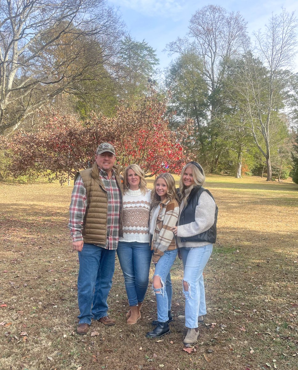 BuffyFrazier14's tweet photo. Thankful for our many blessings this Thanksgiving! 🦃🍂 https://t.co/uSko0aAkBI