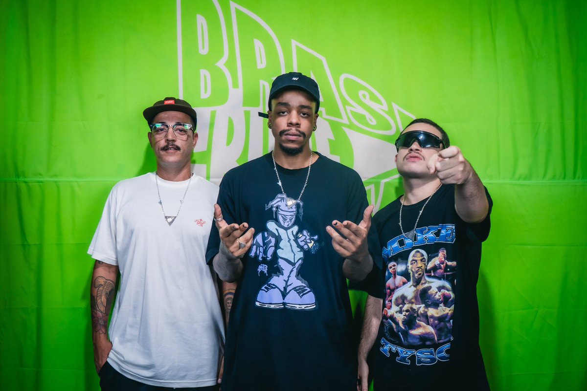 BRASIL GRIME SHOW x MENAT JOIAS

Segunda as 12h vai ao ar nossa colab com a <a href="/MenatJoias/">MENAT</a> 🫶
 
O primeiro EP que traz essa coleção vem comandado pelos brabos <a href="/AkiraPresidente/">FA7HER</a> e <a href="/NochicaOG/">Prêmio Hutúz💿</a> junto ao nosso residente selecta <a href="/diniBoy13/">diniBoy</a> 

📸 <a href="/sarracomrespect/">Louquera</a> 

YouTube.com/BRASILGRIMESHOW