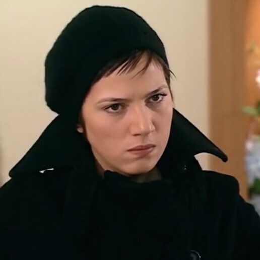 aşırı mutlu ve cana yakın olsam bile yüz ifadem: