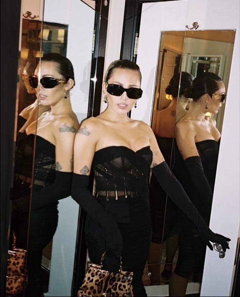 mileycyrusyt's tweet photo. Feliz cumpleaños para mi reina @MileyCyrus 🎂🎊 Gracias por hacer más feliz mi existencia 💕
#Miley_Cyrus #HappyThanksgiving #HappyBirthdayMiley https://t.co/xOLSct42Q8
