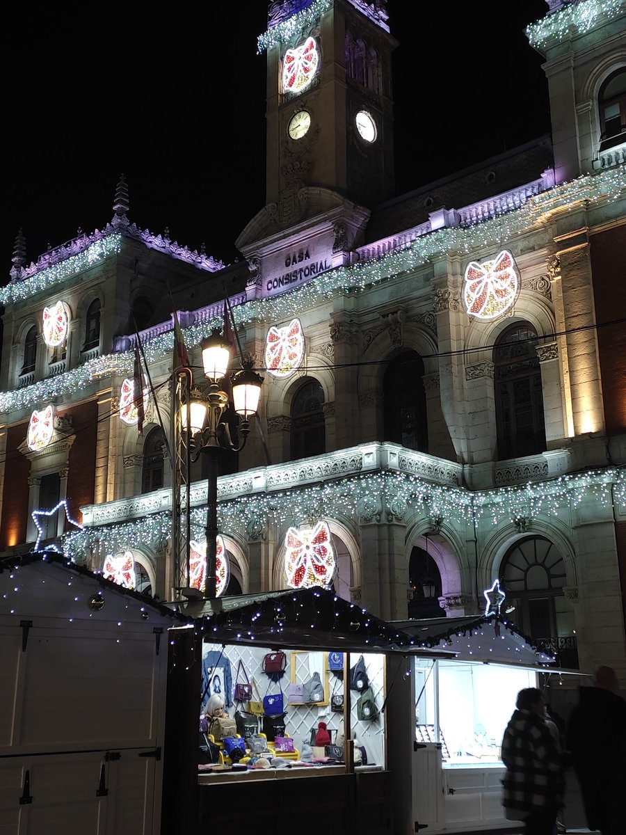 rebecabluesky's tweet photo. Valladolid se viste de navidad 🎄✨ https://t.co/MI6hckU853