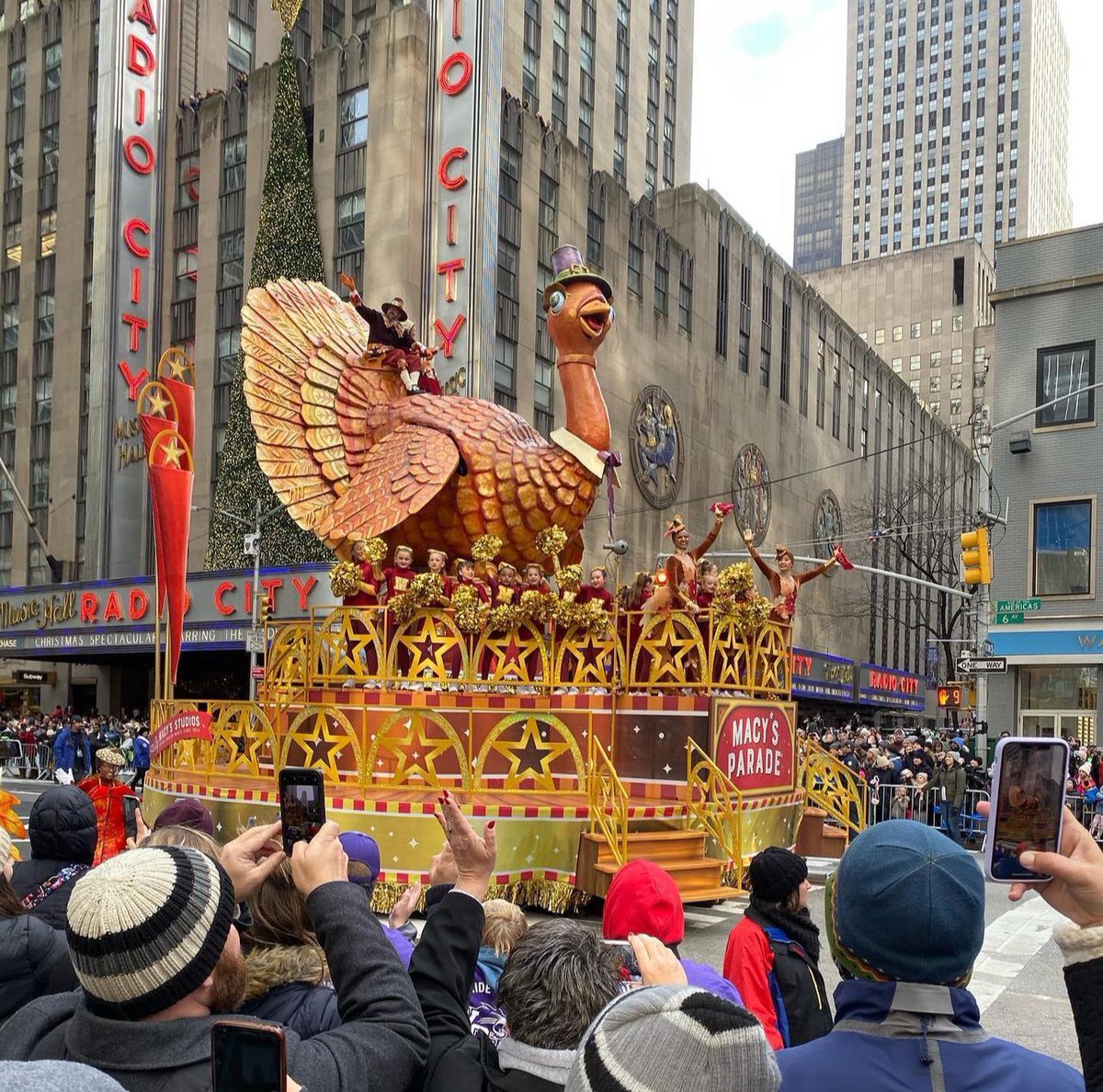 🗽Greetings from the New York #ThanksgivingDayParade

I'm sending warm #Thanksgiving wishes straight from the heart of NYC!

Amidst the colorful floats and festive energy, I'm reminded of our vibrant #LBank community.