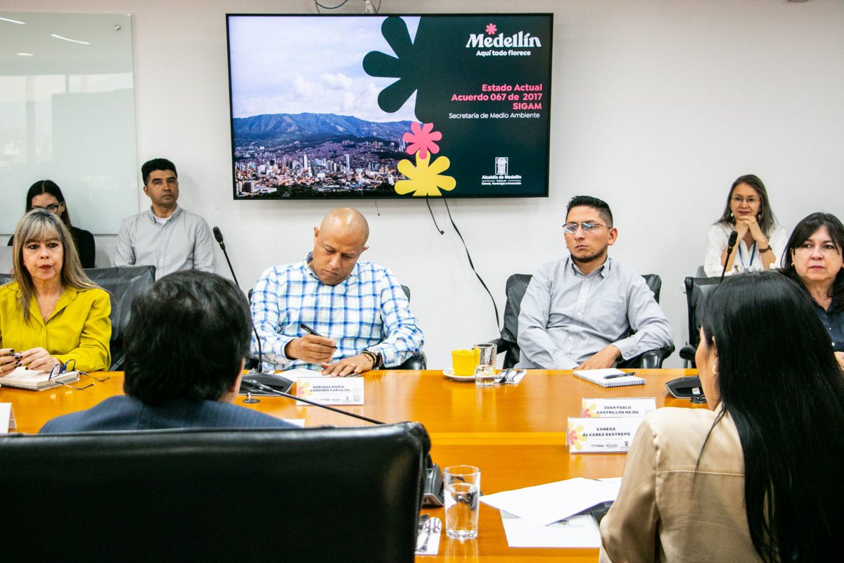 VanesAlvarez89's tweet photo. Hoy realizamos la segunda sesión del Consejo Ambiental de Medellín #CAM, un espacio para la concertación de las acciones ambientales del Distrito y la mitigación de los efectos del #CambioClimático. 🌎 https://t.co/9LHkcpaall