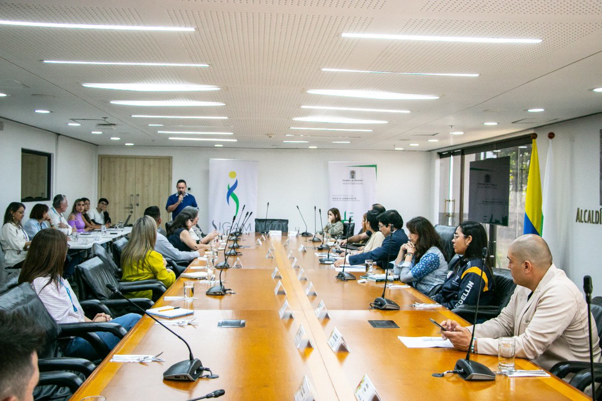 VanesAlvarez89's tweet photo. Hoy realizamos la segunda sesión del Consejo Ambiental de Medellín #CAM, un espacio para la concertación de las acciones ambientales del Distrito y la mitigación de los efectos del #CambioClimático. 🌎 https://t.co/9LHkcpaall
