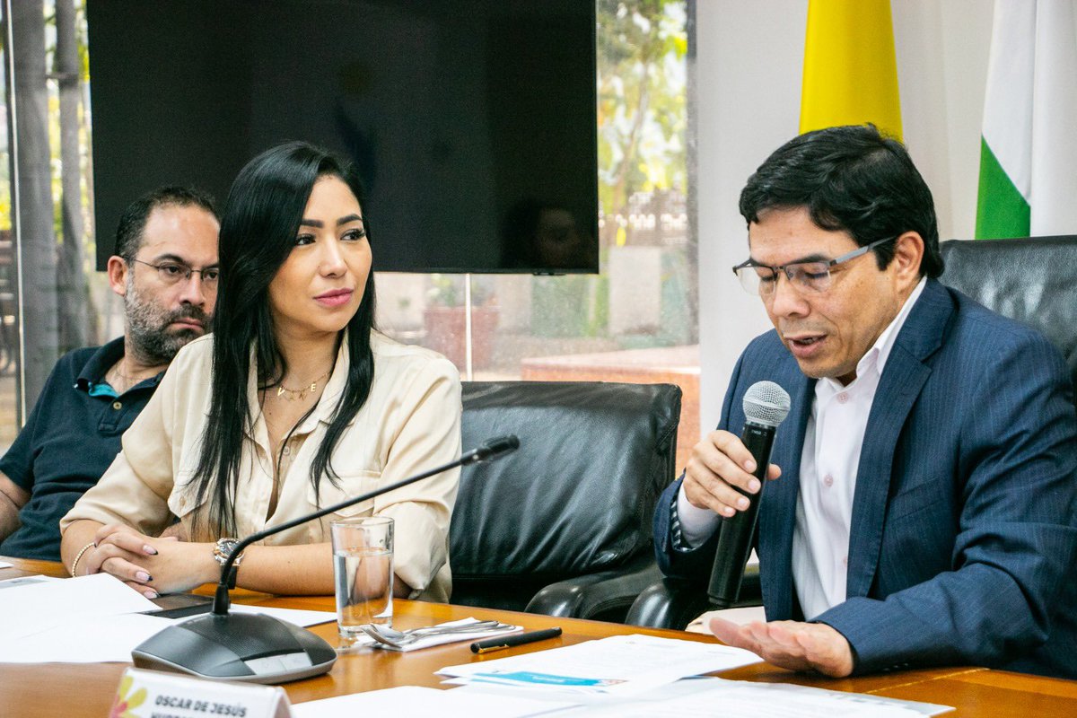 VanesAlvarez89's tweet photo. Con la participación de entidades gubernamentales, distritales, el sector educativo y la comunidad en general, seguimos comprometidos con el equilibrio ambiental de Medellín y la mitigación al impacto del cambio climático y el fenómeno del niño en nuestra ciudad. 💪🏽🌿 https://t.co/K5zudkFHnp