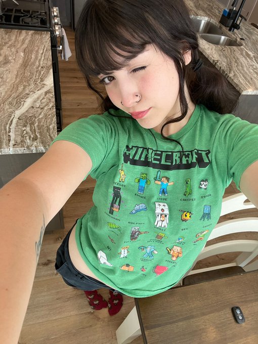 Minecraft date? https://t.co/kX5oAvNz23 ✨ https://t.co/GQkJWWiVlW