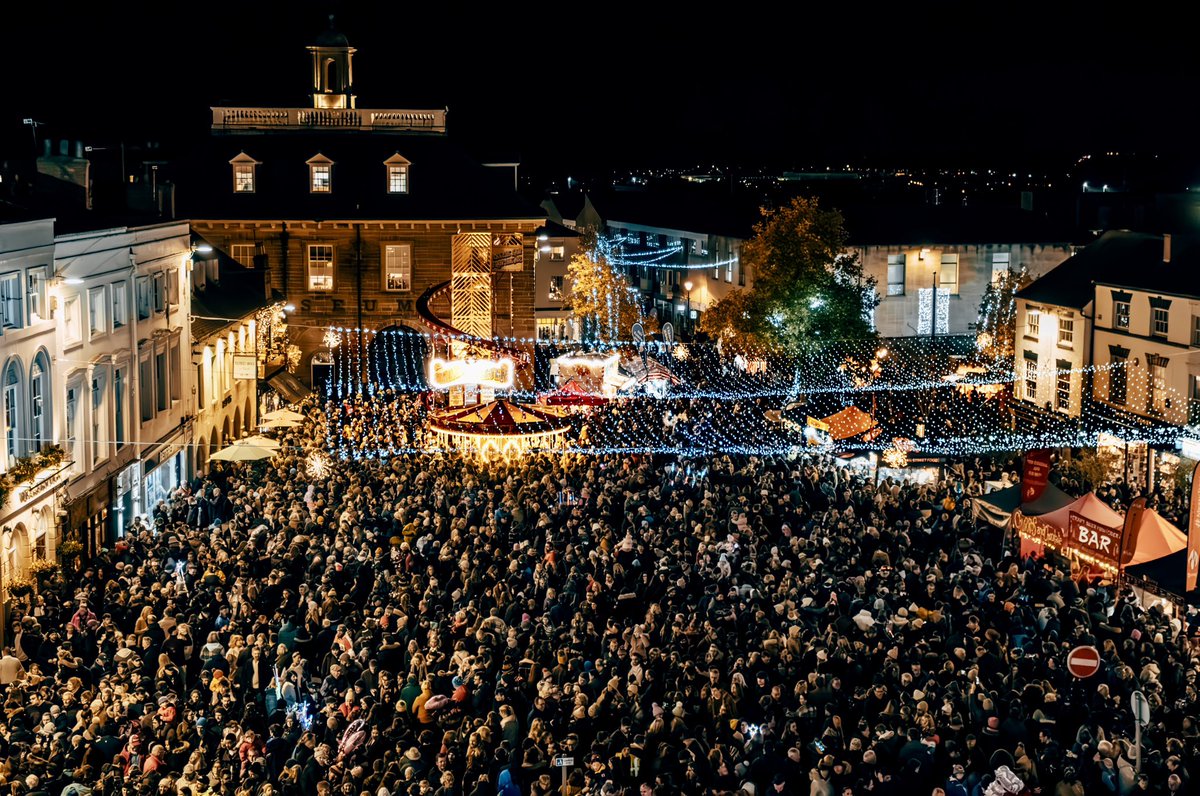 Warwick! An amazing atmosphere this evening for our Victorian Evening and Christmas Lights Switch On! 🎄

Photo taken by Owen Thompson, Photography Student at Warwickshire College Group.

Thank you to all our Christmas light sponsors 🎄